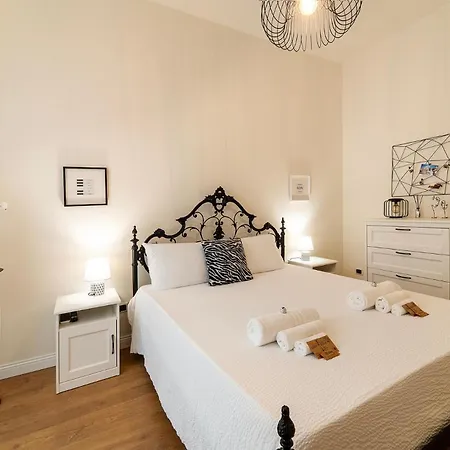 Pictadomus-albus, Metro Furio Camillo Rome